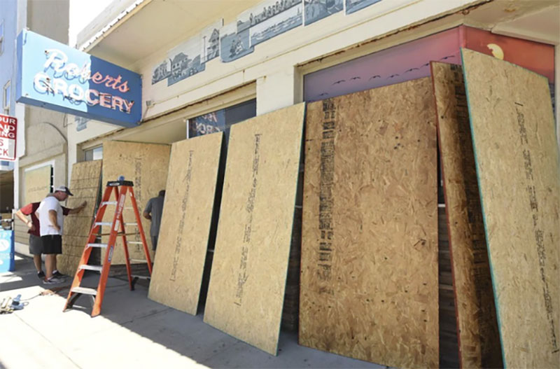 Lo siêu bão quái vật, dân Mỹ giằng chống nhà cửa, trữ lương thực và rồng rắn sơ tán