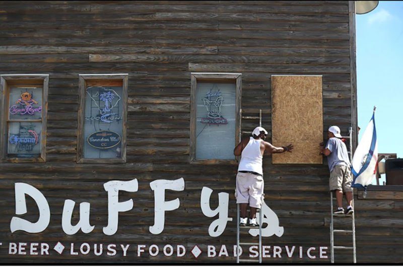 Lo siêu bão quái vật, dân Mỹ giằng chống nhà cửa, trữ lương thực và rồng rắn sơ tán