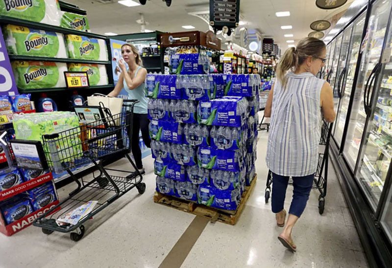 Lo siêu bão quái vật, dân Mỹ giằng chống nhà cửa, trữ lương thực và rồng rắn sơ tán