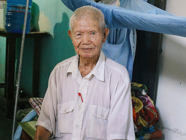 Câu chuyện đáng thương phía sau bức ảnh cụ ông ở Đà Nẵng cứ 20 giờ là tới siêu thị mua cơm thanh lý 10.000 đồng