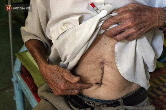 Câu chuyện đáng thương phía sau bức ảnh cụ ông ở Đà Nẵng cứ 20 giờ là tới siêu thị mua cơm thanh lý 10.000 đồng