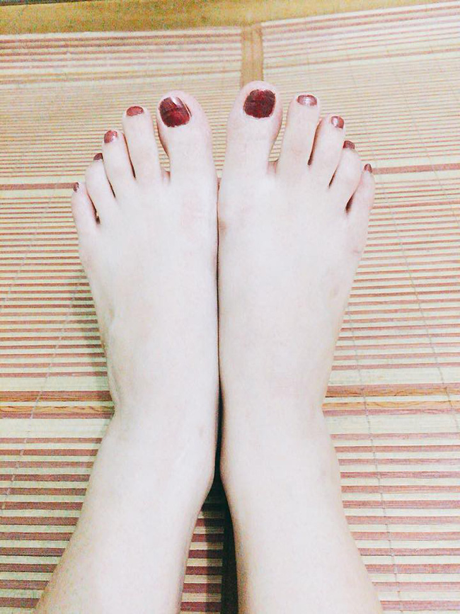 Sở hữu đôi chân nuột như gái đôi mươi, chàng trai kêu trời vì suốt ngày bị người yêu đem ra tập sơn móng chân
