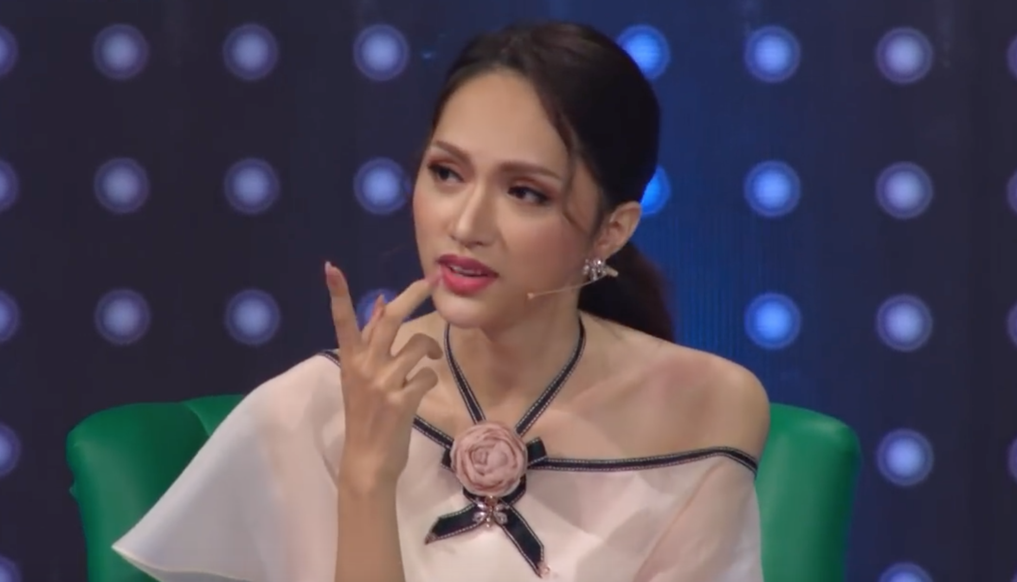 Giọng ải giọng ai tập 8: Hương Giang bị Trấn Thành trêu chọc vì phong cách... slow motion