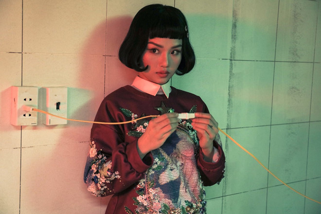 Miu Lê lột xác thành bác sĩ quái dị bắt cóc trai đẹp trong MV mới