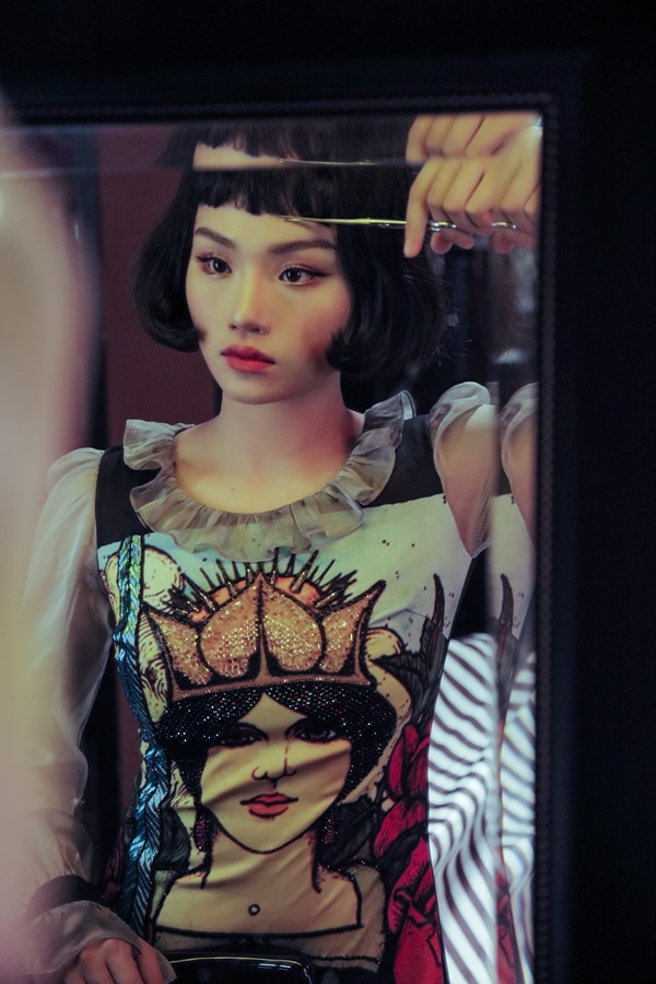 Miu Lê lột xác thành bác sĩ quái dị bắt cóc trai đẹp trong MV mới