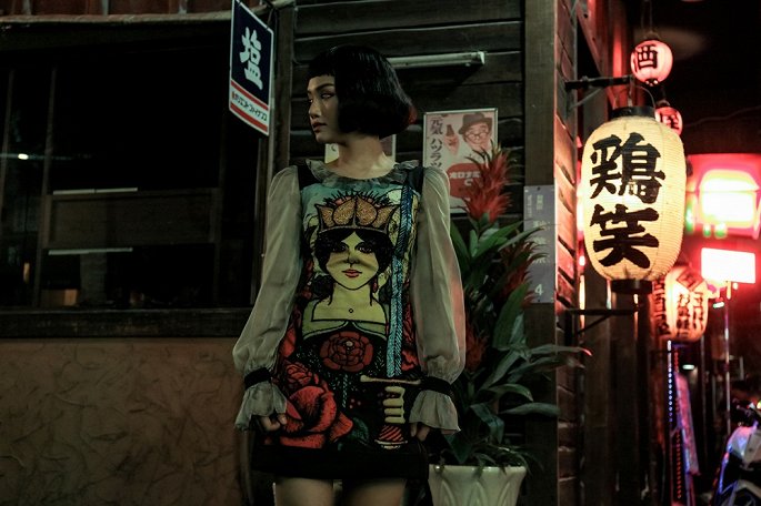 Miu Lê lột xác thành bác sĩ quái dị bắt cóc trai đẹp trong MV mới