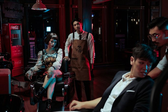 Miu Lê lột xác thành bác sĩ quái dị bắt cóc trai đẹp trong MV mới