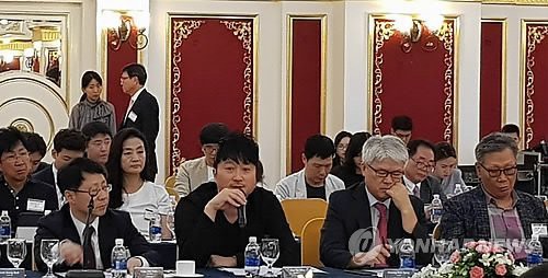 Fan hâm mộ phát cuồng vì hết Park Hang Seo, Hậu duệ mặt trời, giờ lại đến SM chạy sang Việt Nam mở chi nhánh