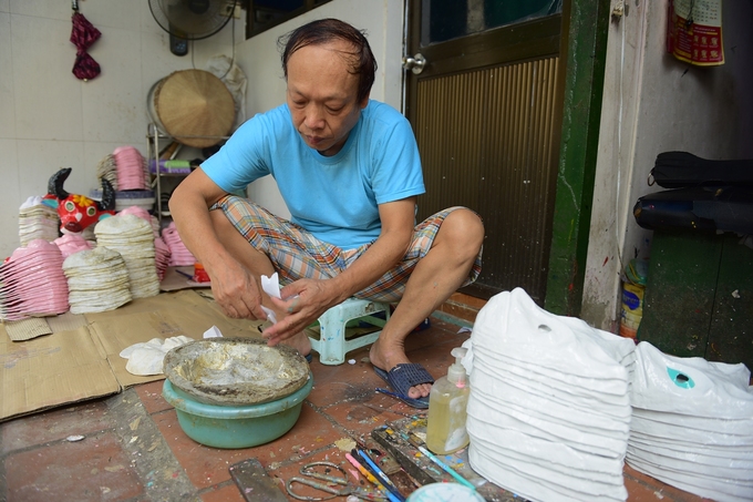 Gia đình 40 năm giữ nghề mặt nạ giấy bồi ở phố cổ Hà Nội