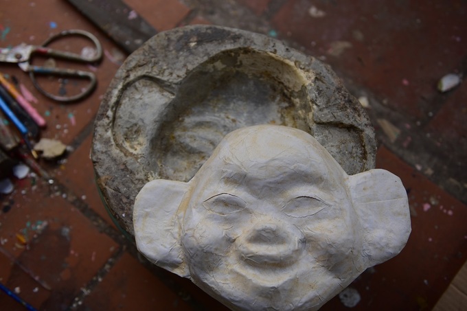 Gia đình 40 năm giữ nghề mặt nạ giấy bồi ở phố cổ Hà Nội