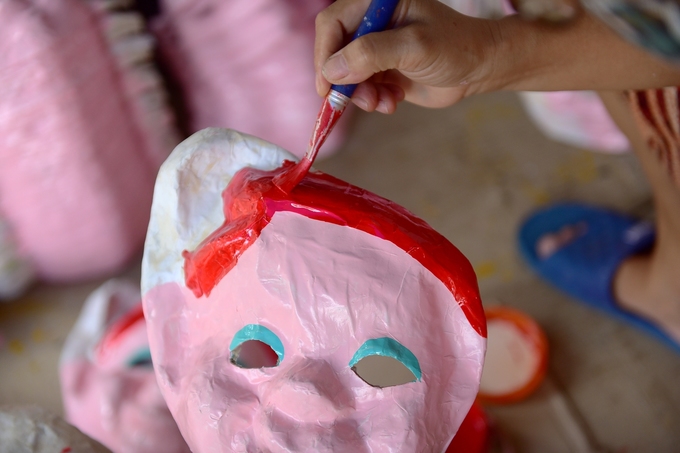 Gia đình 40 năm giữ nghề mặt nạ giấy bồi ở phố cổ Hà Nội