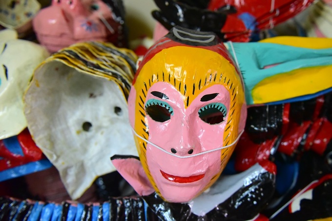 Gia đình 40 năm giữ nghề mặt nạ giấy bồi ở phố cổ Hà Nội