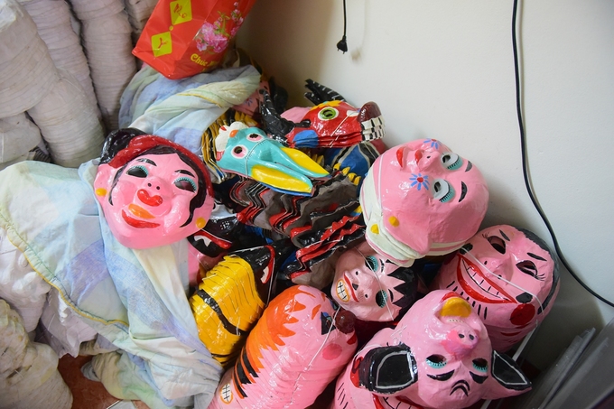 Gia đình 40 năm giữ nghề mặt nạ giấy bồi ở phố cổ Hà Nội