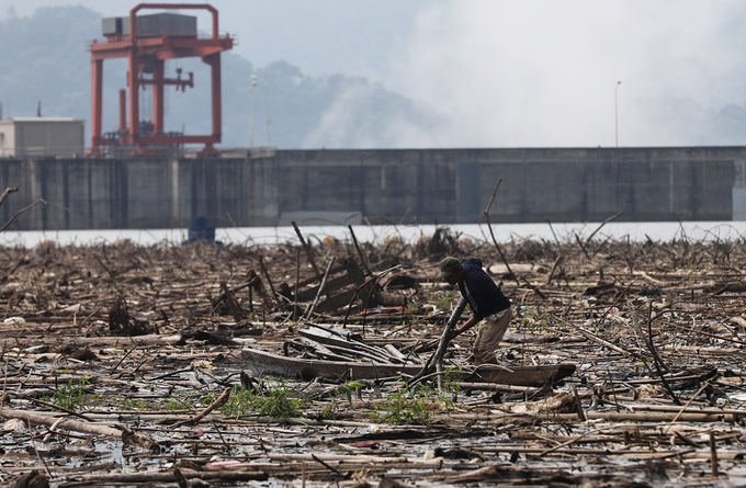 Rác nổi kín mặt hồ thủy điện Bản Vẽ