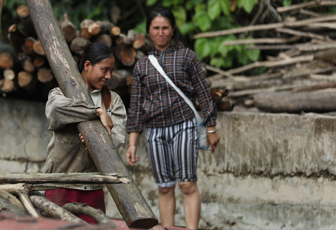 Rác nổi kín mặt hồ thủy điện Bản Vẽ