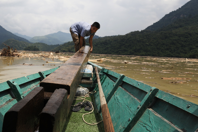 Rác nổi kín mặt hồ thủy điện Bản Vẽ