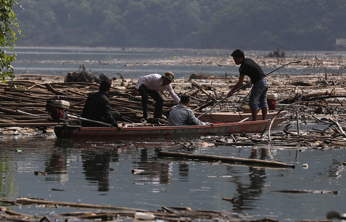 Rác nổi kín mặt hồ thủy điện Bản Vẽ