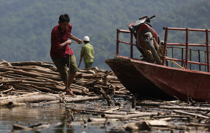 Rác nổi kín mặt hồ thủy điện Bản Vẽ