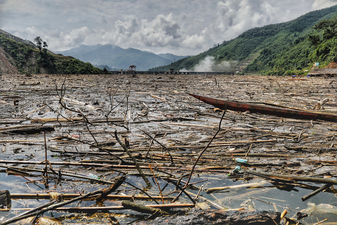 Rác nổi kín mặt hồ thủy điện Bản Vẽ
