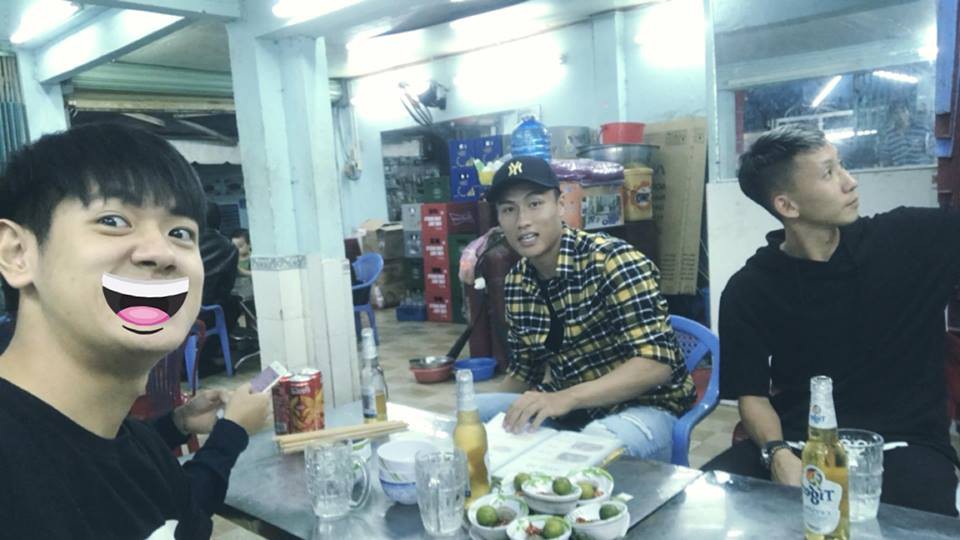 Hot boy cao 1m78 bị Miu Lê hành lên bờ xuống ruộng trong MV mới hoá ra là bạn của Đức Chinh, Văn Hậu