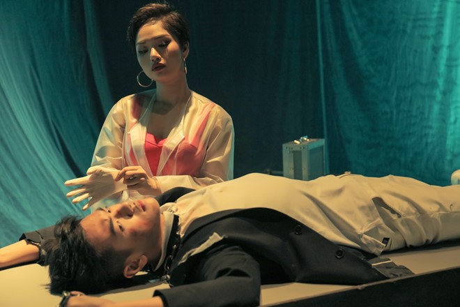 Hot boy cao 1m78 bị Miu Lê hành lên bờ xuống ruộng trong MV mới hoá ra là bạn của Đức Chinh, Văn Hậu