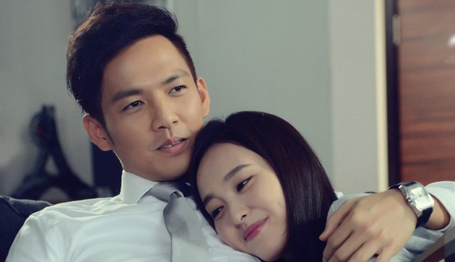 Đêm tân hôn ngồi đếm tiền mừng cưới, tôi tá hỏa khi phát hiện ra phong bì kèm lời nhắn lạ gửi chồng