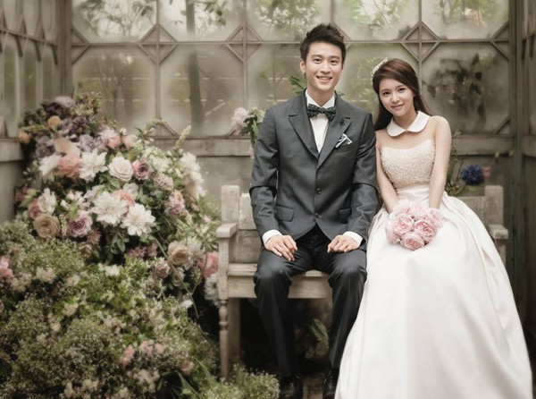 Đêm tân hôn ngồi đếm tiền mừng cưới, tôi tá hỏa khi phát hiện ra phong bì kèm lời nhắn lạ gửi chồng