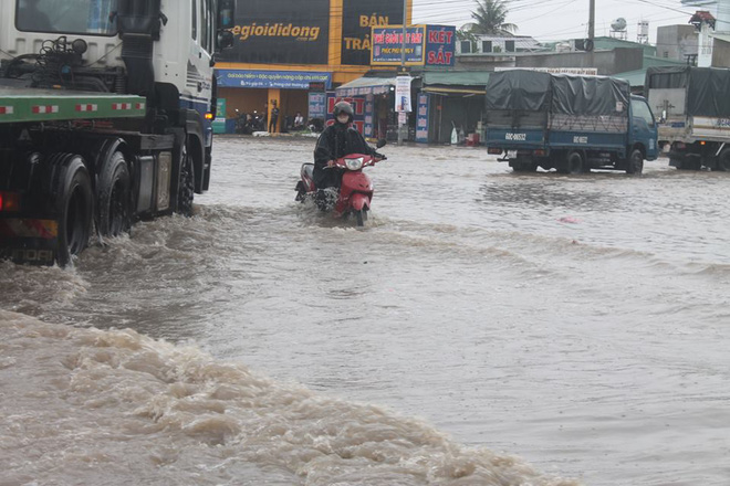 Đồng Nai: Mưa như trút nước, quốc lộ 51 biến thành sông