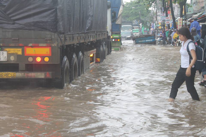 Đồng Nai: Mưa như trút nước, quốc lộ 51 biến thành sông
