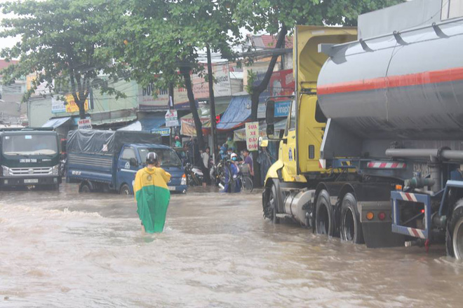 Đồng Nai: Mưa như trút nước, quốc lộ 51 biến thành sông