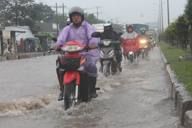 Đồng Nai: Mưa như trút nước, quốc lộ 51 biến thành sông
