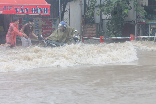 Đồng Nai: Mưa như trút nước, quốc lộ 51 biến thành sông