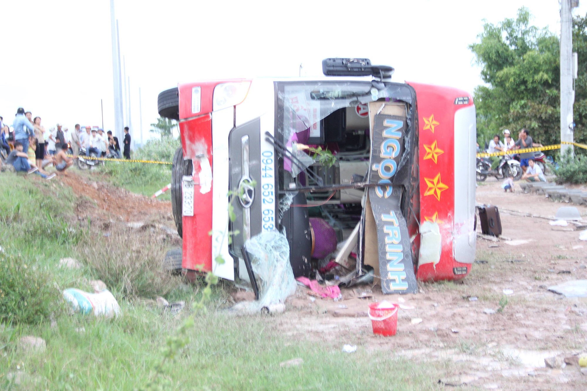 Xe giường nằm lật xuống ruộng, 50 hành khách hoảng loạn kêu cứu