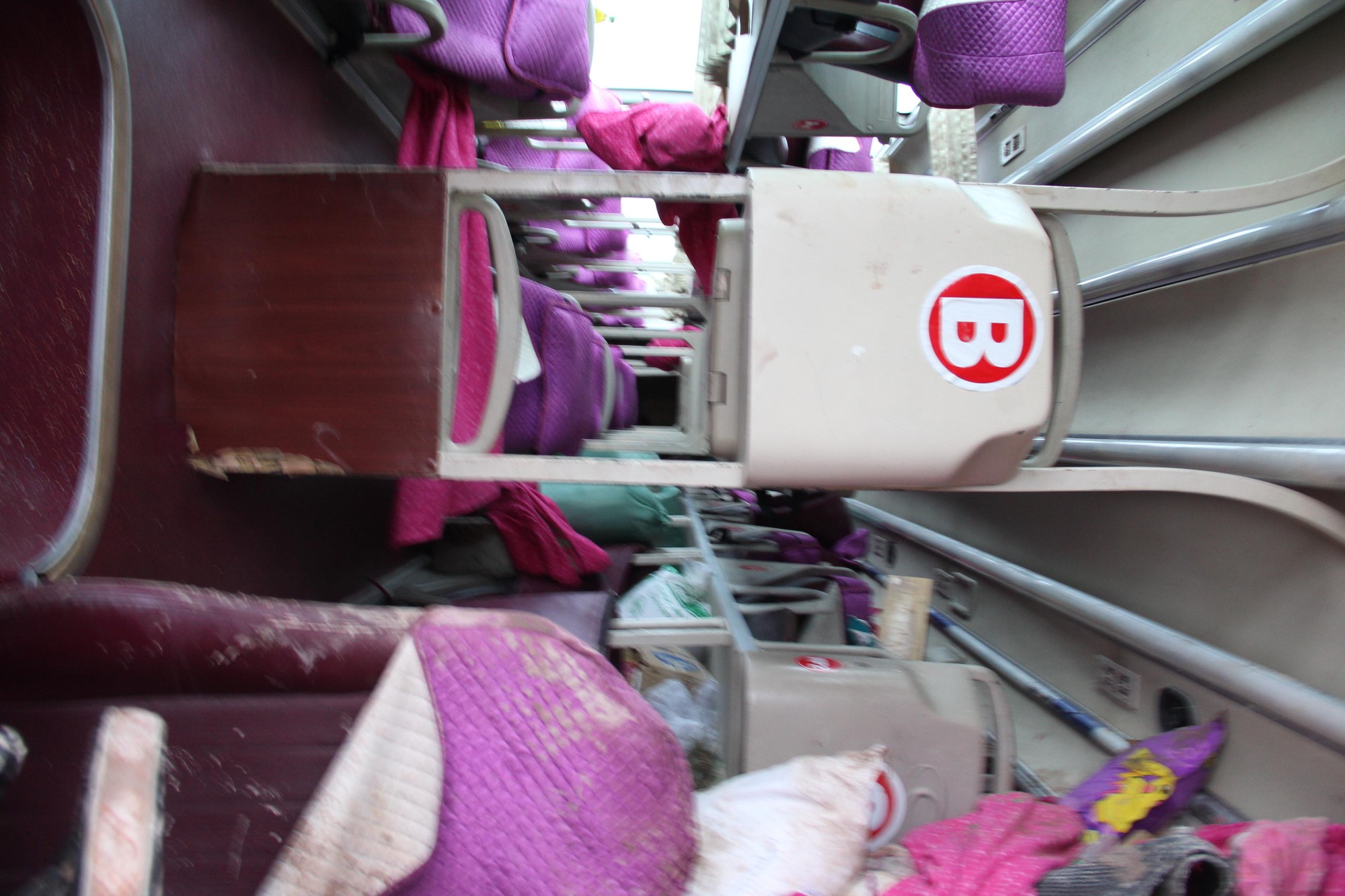 Xe giường nằm lật xuống ruộng, 50 hành khách hoảng loạn kêu cứu Xe giường nằm lật xuống ruộng, 50 hành khách hoảng loạn kêu cứu