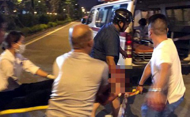 Đưa người bị thương đi cấp cứu, nam thanh niên bị chém đứt lìa tay ở Sài Gòn
