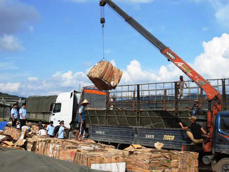 Hàng ngàn thanh gỗ quý hiếm cất giấu tinh vi trong các kiện giấy phế liệu