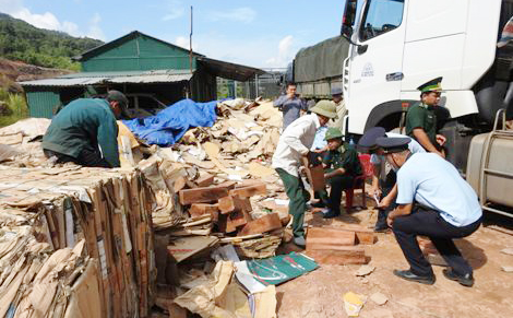 Hàng ngàn thanh gỗ quý hiếm cất giấu tinh vi trong các kiện giấy phế liệu