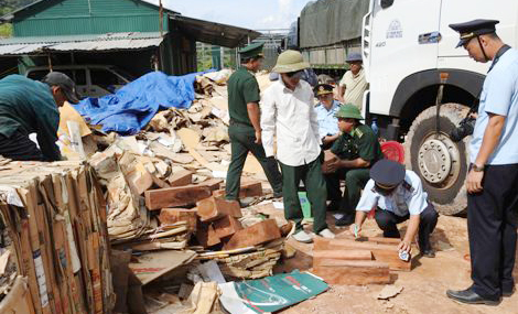 Hàng ngàn thanh gỗ quý hiếm cất giấu tinh vi trong các kiện giấy phế liệu