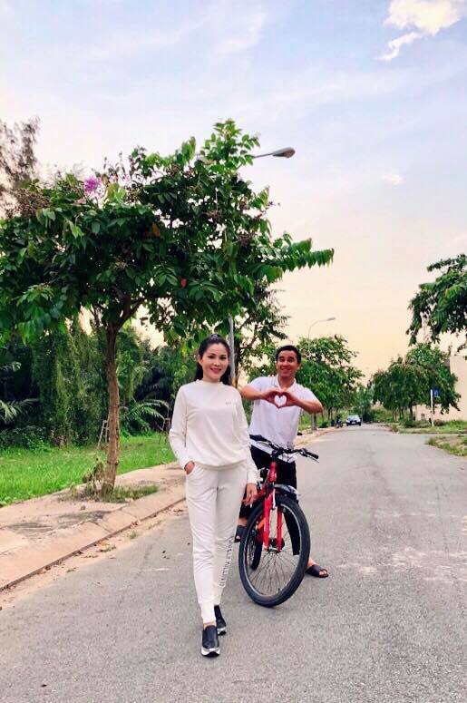 MC Quyền Linh kỷ niệm 13 năm ngày cưới bên... xe đạp và dép tổ ong