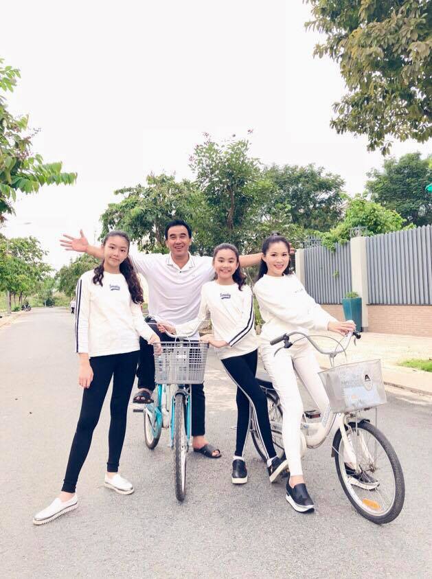 MC Quyền Linh kỷ niệm 13 năm ngày cưới bên... xe đạp và dép tổ ong