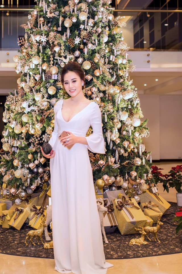 Trong phim kín đáo hết sức nhưng ngoài đời Quỳnh Búp Bê lại chăm hở bạo và sexy ra phết