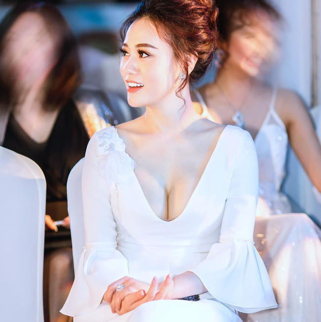 Trong phim kín đáo hết sức nhưng ngoài đời Quỳnh Búp Bê lại chăm hở bạo và sexy ra phết