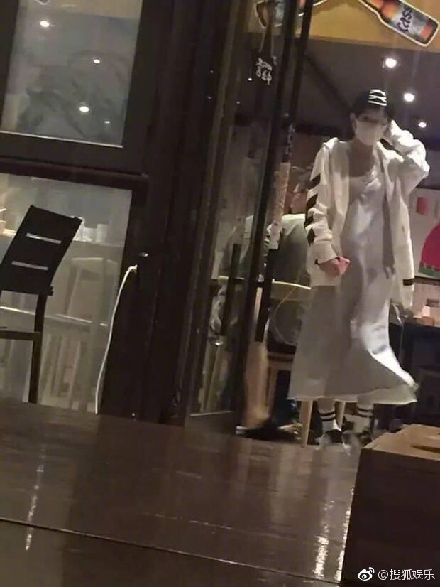 Triệu Lệ Dĩnh không chịu thừa nhận bầu bí, netizen đáp trả bằng loạt ảnh bằng chứng