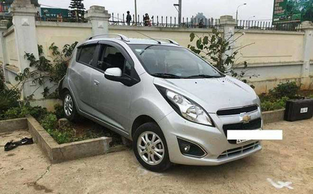 Tài xế thiếu quan sát, thanh niên 9X chỉ dẫn tài xế lùi xe bị ô tô ép chết thảm