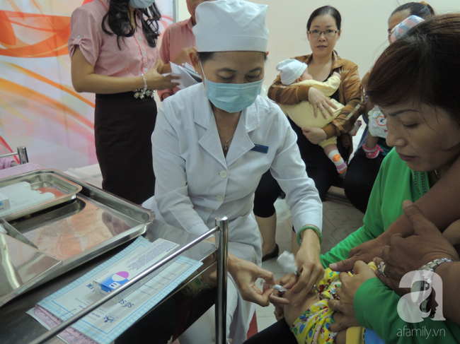 Nhiều bà mẹ hốt hoảng, lo sợ con mắc bệnh truyền nhiễm vì vắc-xin 5 trong 1 ở TP.HCM đồng loạt hết sạch