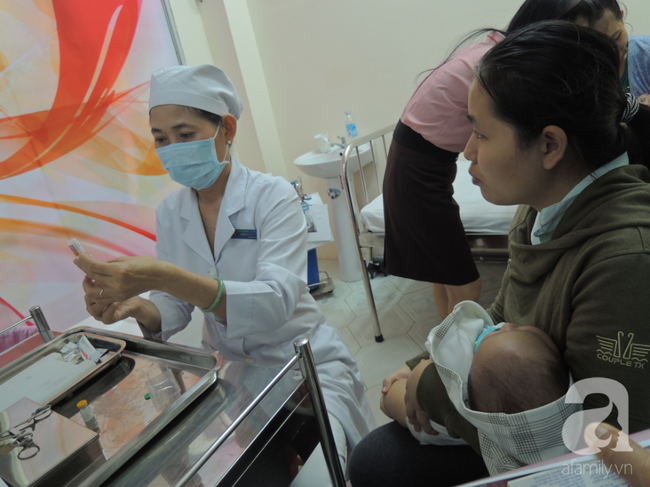 Nhiều bà mẹ hốt hoảng, lo sợ con mắc bệnh truyền nhiễm vì vắc-xin 5 trong 1 ở TP.HCM đồng loạt hết sạch