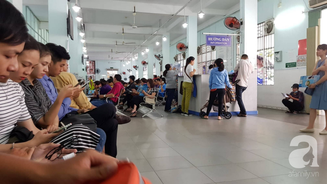 Nhiều bà mẹ hốt hoảng, lo sợ con mắc bệnh truyền nhiễm vì vắc-xin 5 trong 1 ở TP.HCM đồng loạt hết sạch