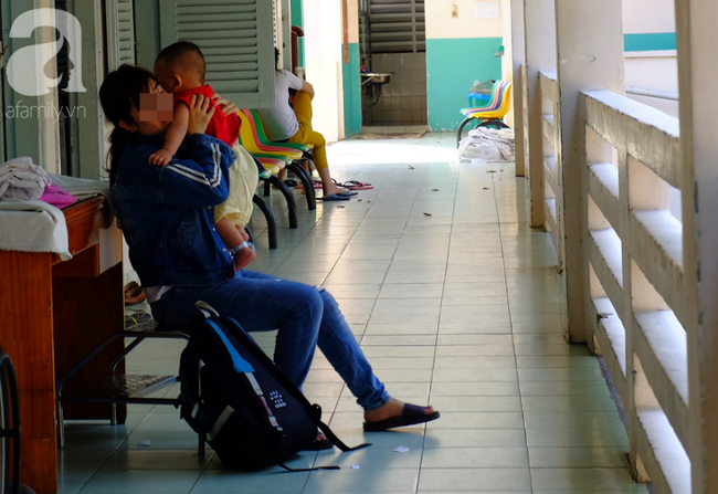 Nhiều bà mẹ hốt hoảng, lo sợ con mắc bệnh truyền nhiễm vì vắc-xin 5 trong 1 ở TP.HCM đồng loạt hết sạch