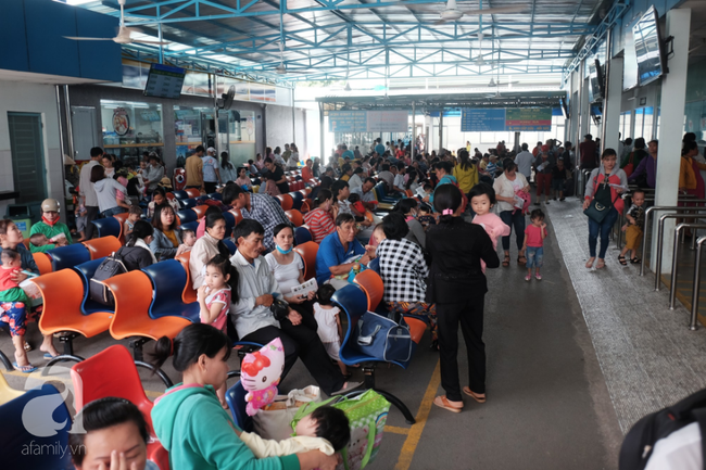 Nhiều bà mẹ hốt hoảng, lo sợ con mắc bệnh truyền nhiễm vì vắc-xin 5 trong 1 ở TP.HCM đồng loạt hết sạch