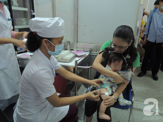 Nhiều bà mẹ hốt hoảng, lo sợ con mắc bệnh truyền nhiễm vì vắc-xin 5 trong 1 ở TP.HCM đồng loạt hết sạch